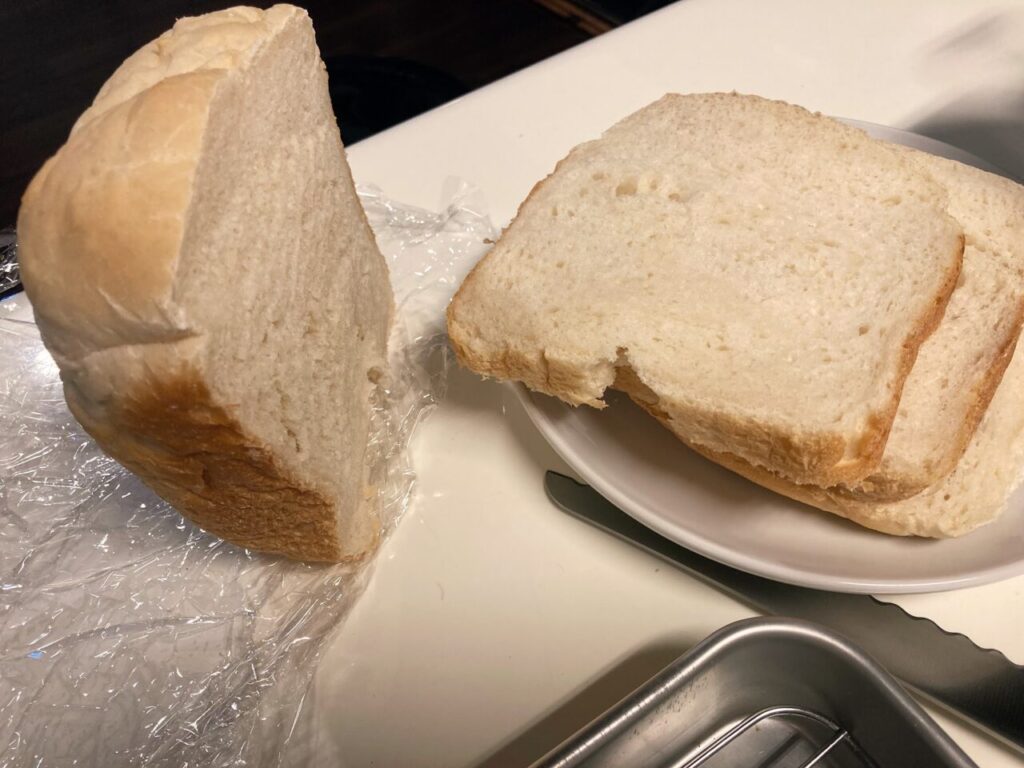 ホームベーカリー食パンを切ったところ