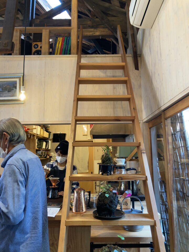 2階にかかったはしご