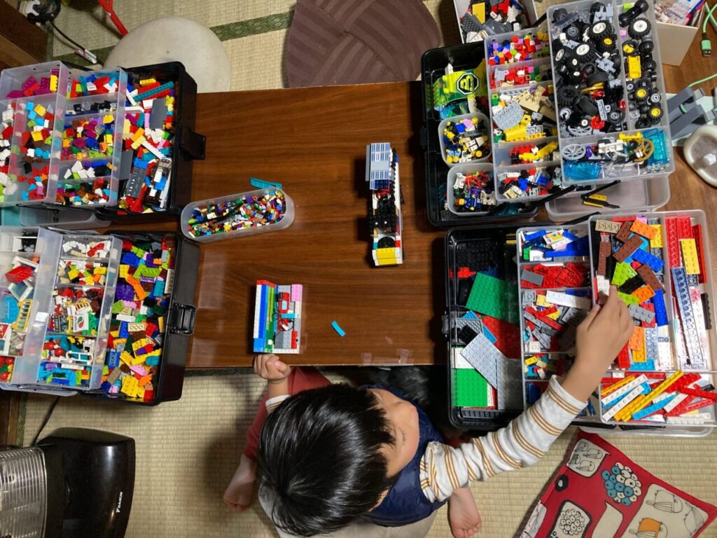レゴ制作に熱中する子供
