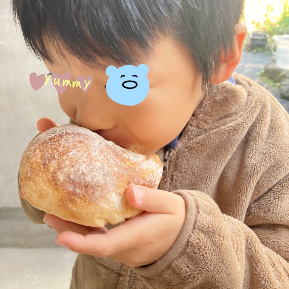 丸パンを食べる子供
