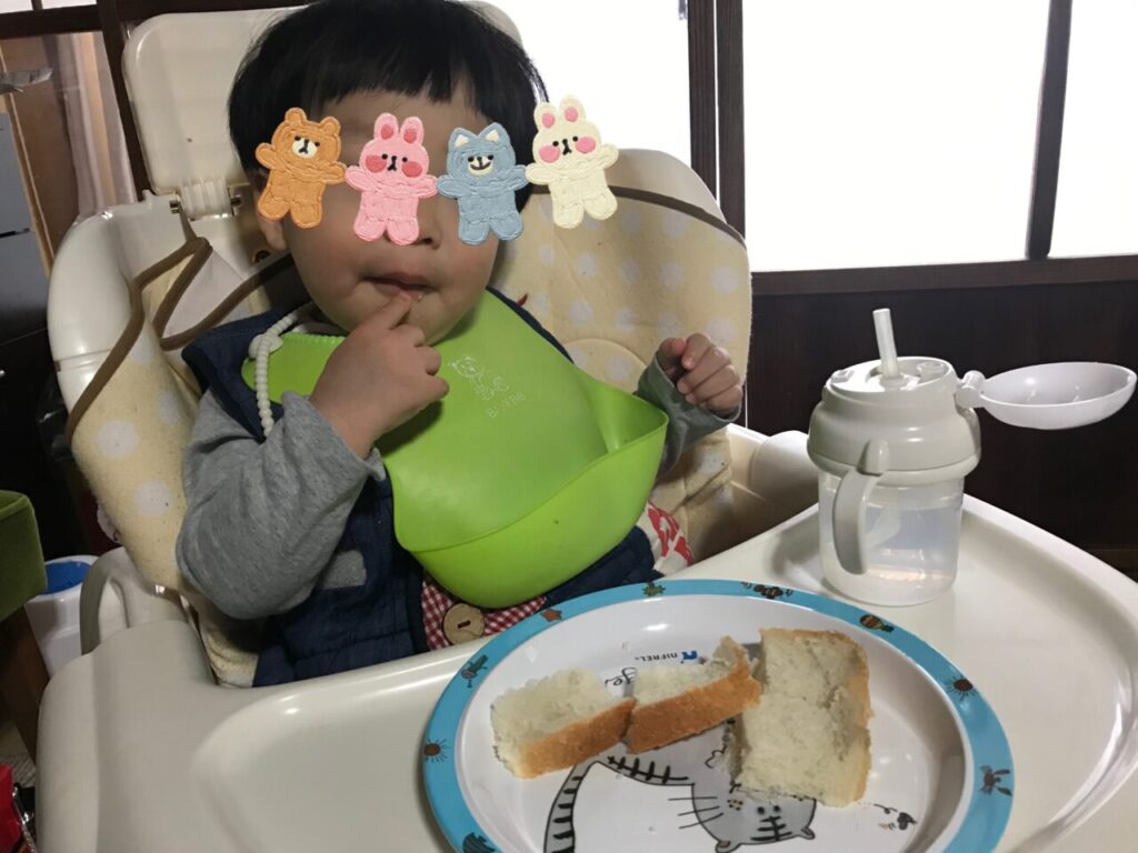 手作り食パンを食べる赤ちゃん