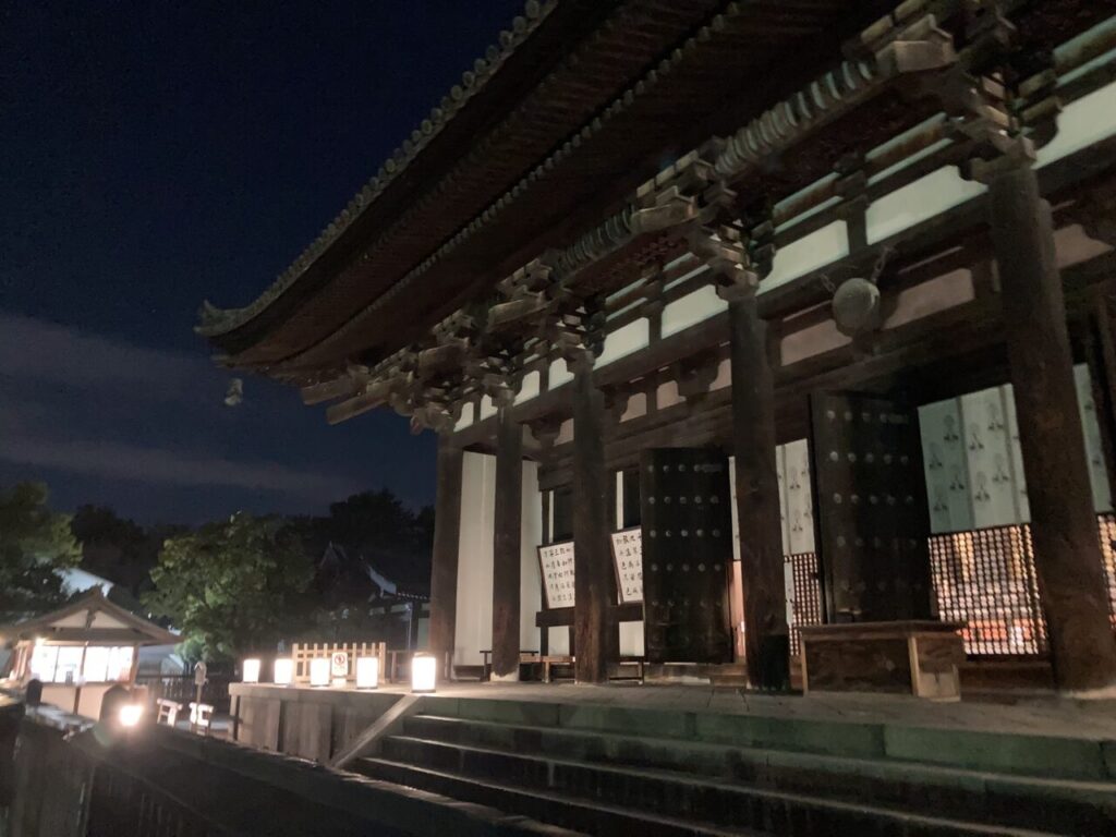 興福寺東金堂の夜
