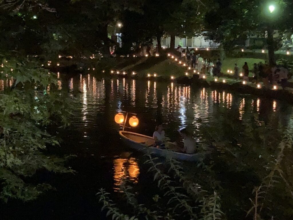 浮見堂のボート燈花会