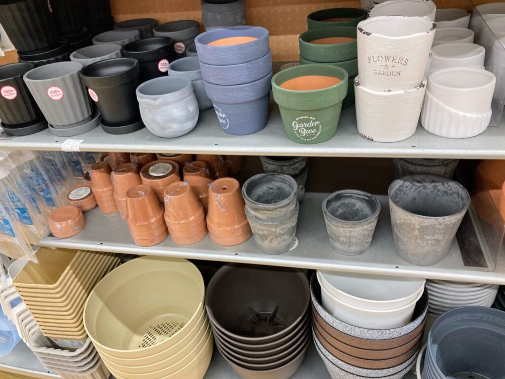 陶器鉢と大きめサイズのプラスチック鉢ダイソー