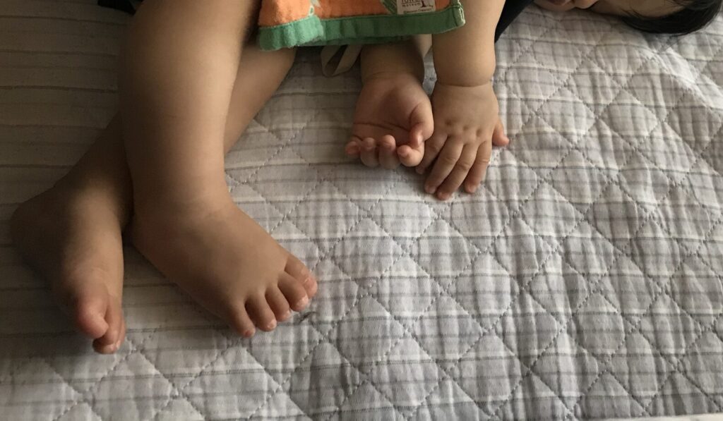 風邪で寝込む子供