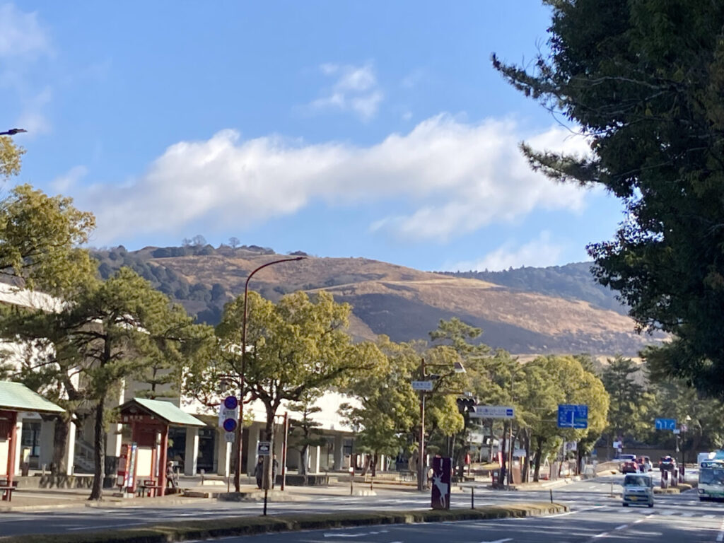 三条通りからの若草山眺望