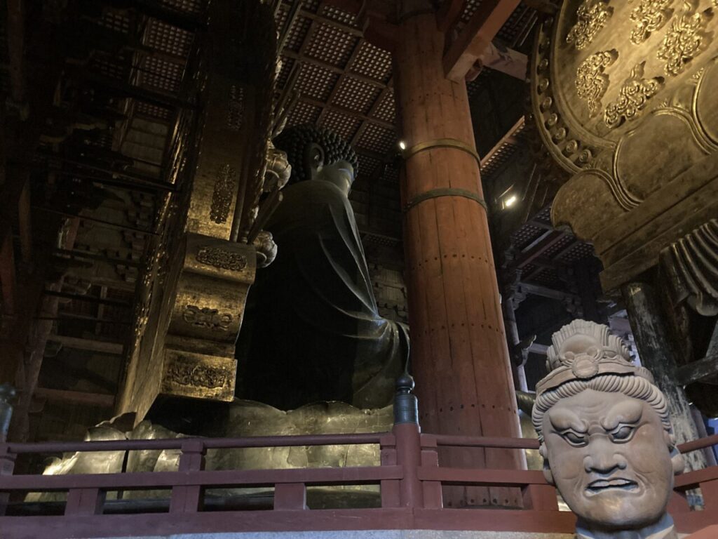 背面から見る大仏様