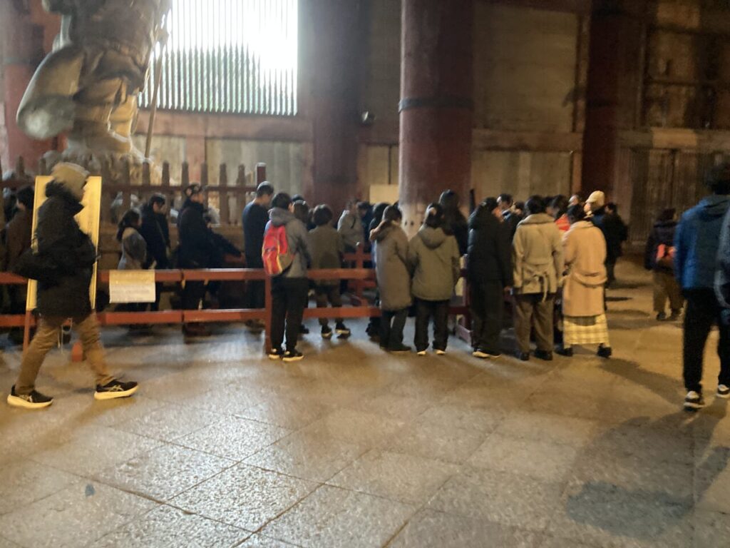 柱くぐりの様子