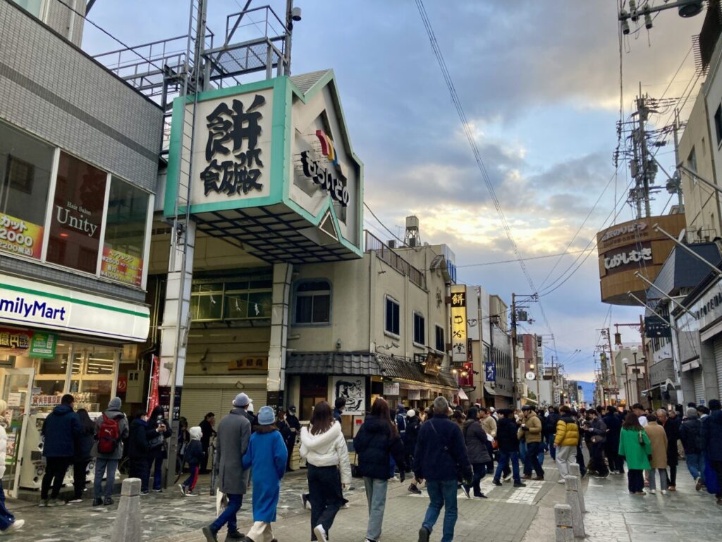 餅飯殿商店街と中谷堂